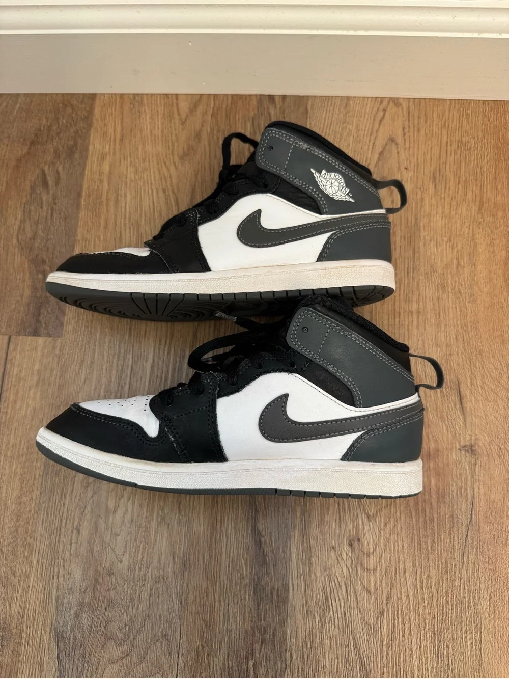 Jordan 1 MID Black Iron Grey-White 3Y